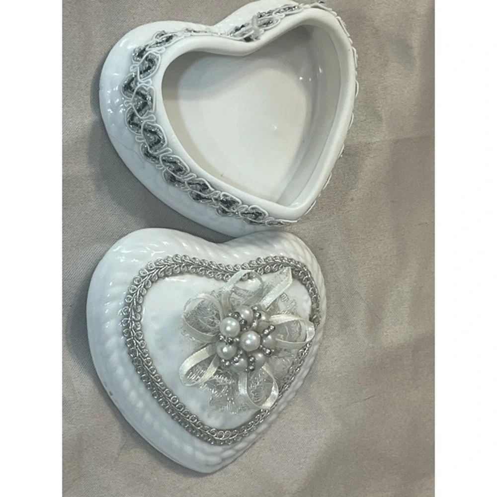 Ceramic Heart Shaped Trinket Box by FLOMO Unlimited (2323)‎